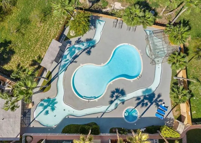 2 Bed 2 Bath Condo By Beach With Resort Pool