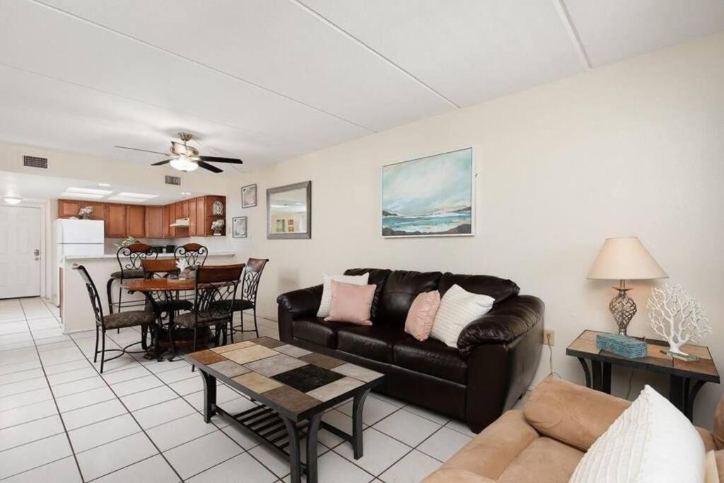 2 Bed 2 Bath By With Pool Hébergement de vacances