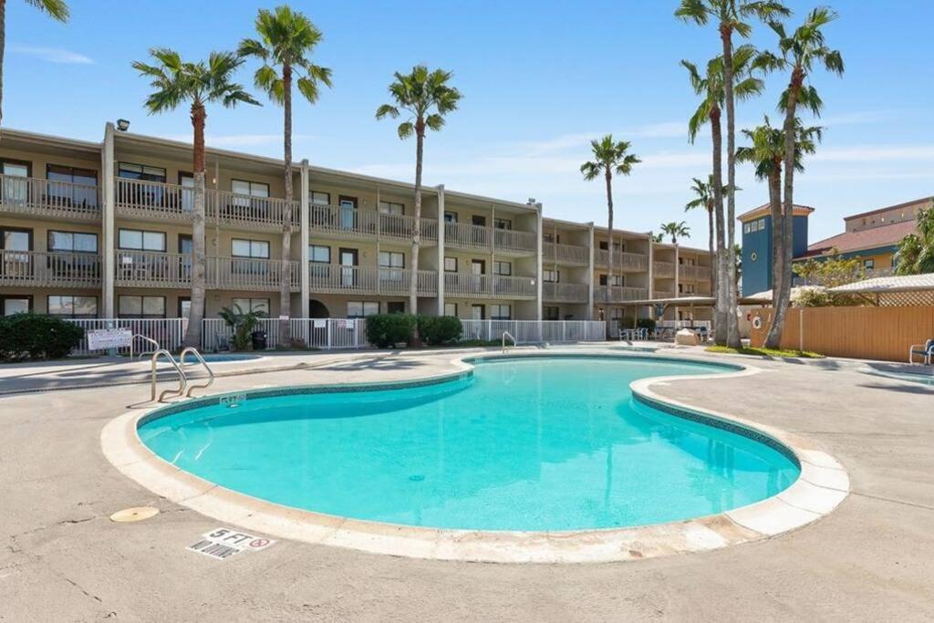 2 Bed 2 Bath By With Pool