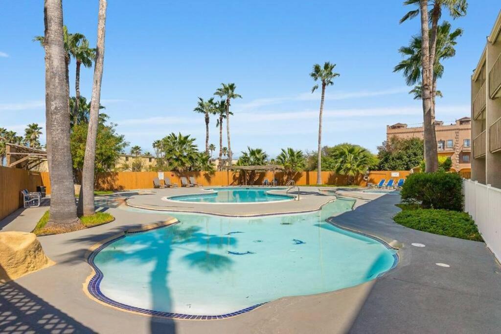 2 Bed 2 Bath By With Pool Hébergement de vacances *