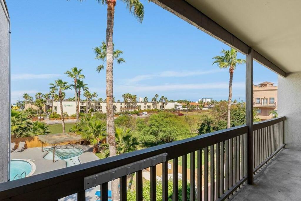 2 Bed 2 Bath By With Pool Hébergement de vacances